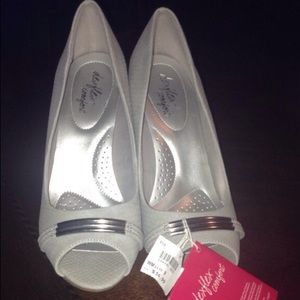 NWT Grey pumps/heels